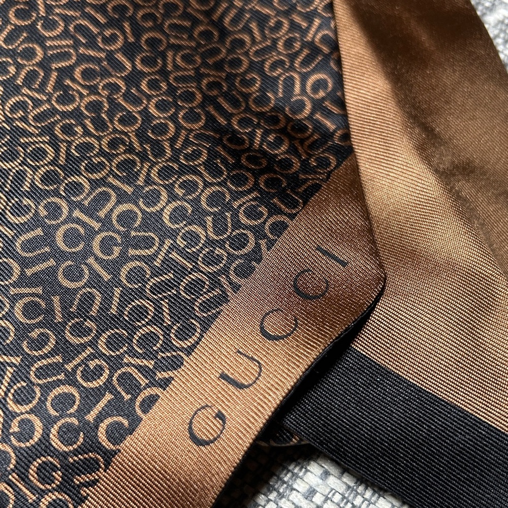 264. Gucci Brown GG Patterned Silk Twilly with scraf ring (coa) - Picture 4 of 8